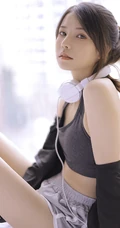 穿着运动肩带小背心短裤听音乐的马尾辫清新少女显蛮腰线条感室内图片
