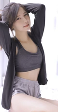穿着运动肩带小背心短裤听音乐的马尾辫清新少女显蛮腰线条感室内图片