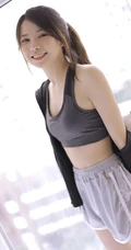 穿着运动肩带小背心短裤听音乐的马尾辫清新少女显蛮腰线条感室内图片