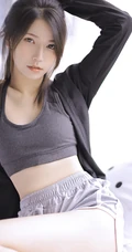 穿着运动肩带小背心短裤听音乐的马尾辫清新少女显蛮腰线条感室内图片