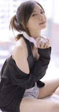 穿着运动肩带小背心短裤听音乐的马尾辫清新少女显蛮腰线条感室内图片