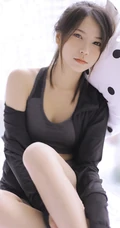 穿着运动肩带小背心短裤听音乐的马尾辫清新少女显蛮腰线条感室内图片