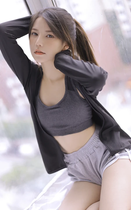 穿着运动肩带小背心短裤听音乐的马尾辫清新少女显蛮腰线条感室内图片