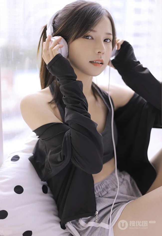穿着运动肩带小背心短裤听音乐的马尾辫清新少女显蛮腰线条感室内图片