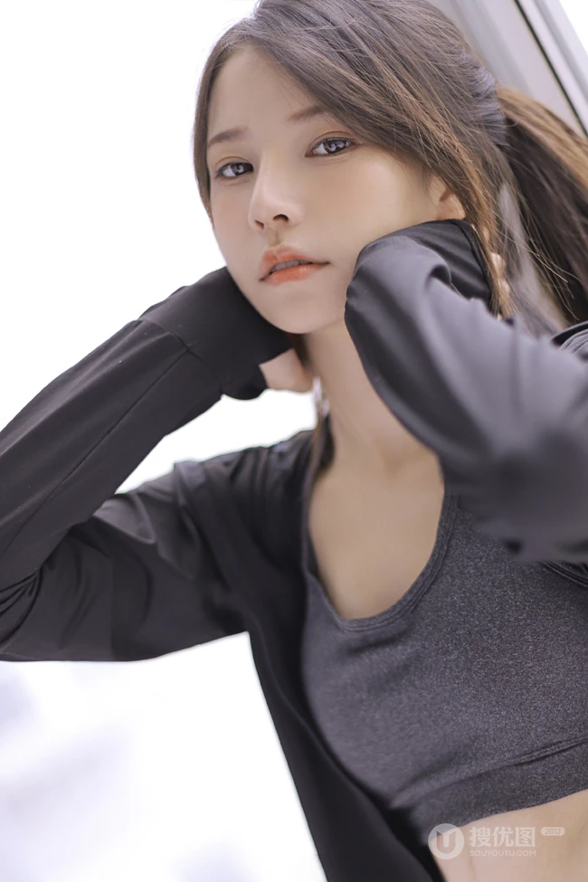 穿着运动肩带小背心短裤听音乐的马尾辫清新少女显蛮腰线条感室内图片
