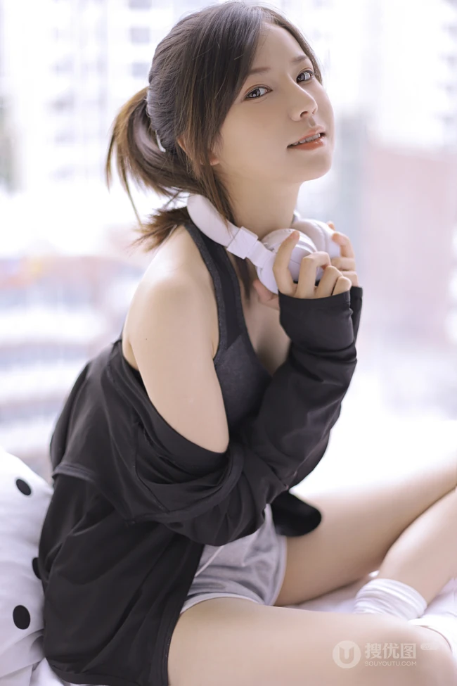 穿着运动肩带小背心短裤听音乐的马尾辫清新少女显蛮腰线条感室内图片