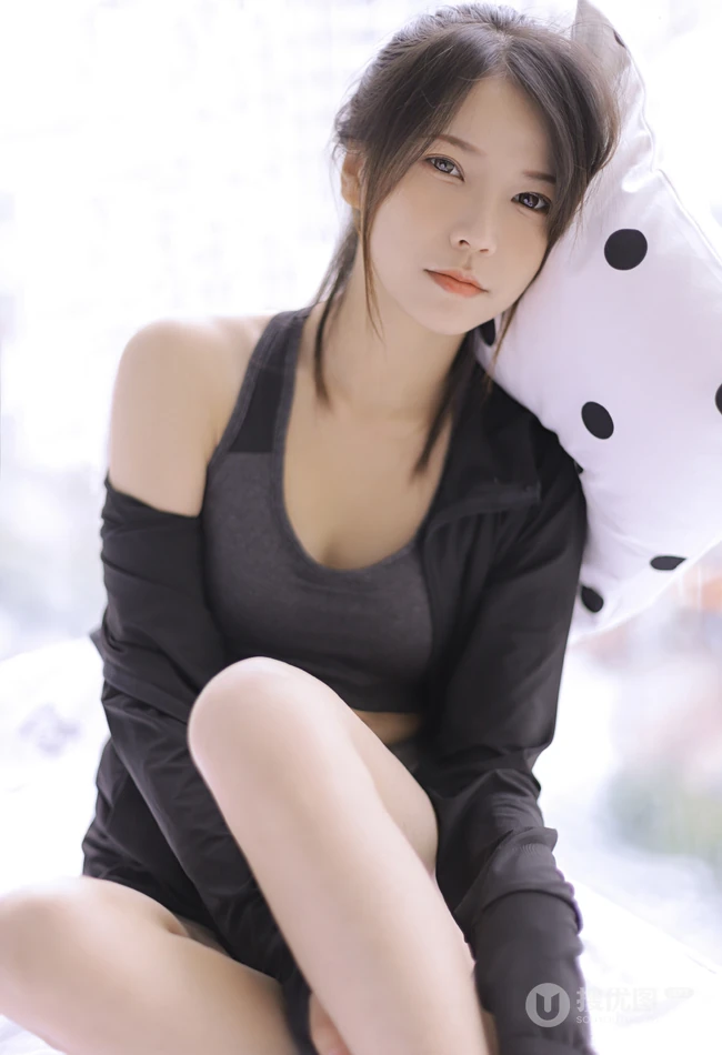 穿着运动肩带小背心短裤听音乐的马尾辫清新少女显蛮腰线条感室内图片
