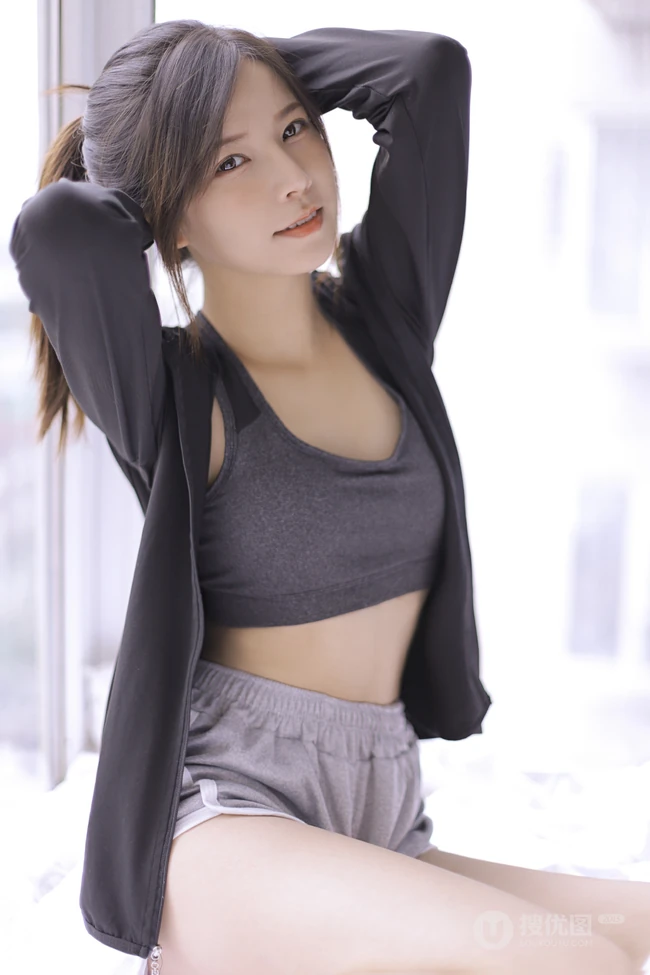 穿着运动肩带小背心短裤听音乐的马尾辫清新少女显蛮腰线条感室内图片