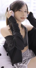 穿着运动肩带小背心短裤听音乐的马尾辫清新少女显蛮腰线条感室内图片