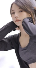 穿着运动肩带小背心短裤听音乐的马尾辫清新少女显蛮腰线条感室内图片