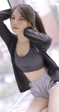 穿着运动肩带小背心短裤听音乐的马尾辫清新少女显蛮腰线条感室内图片
