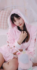 漂亮可爱长腿少女身着粉色小熊睡衣短裤俏皮灵动闺房写真照片