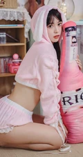 漂亮可爱长腿少女身着粉色小熊睡衣短裤俏皮灵动闺房写真照片