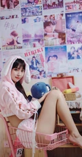 漂亮可爱长腿少女身着粉色小熊睡衣短裤俏皮灵动闺房写真照片