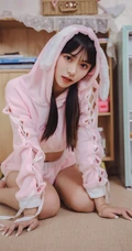 漂亮可爱长腿少女身着粉色小熊睡衣短裤俏皮灵动闺房写真照片