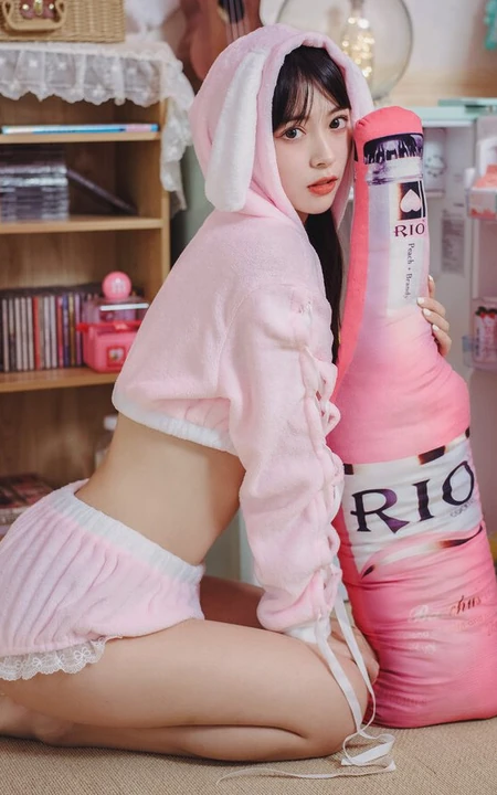 漂亮可爱长腿少女身着粉色小熊睡衣短裤俏皮灵动闺房写真照片
