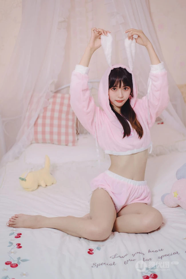 漂亮可爱长腿少女身着粉色小熊睡衣短裤俏皮灵动闺房写真照片