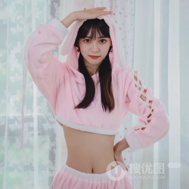 漂亮可爱长腿少女身着粉色小熊睡衣短裤俏皮灵动闺房写真照片
