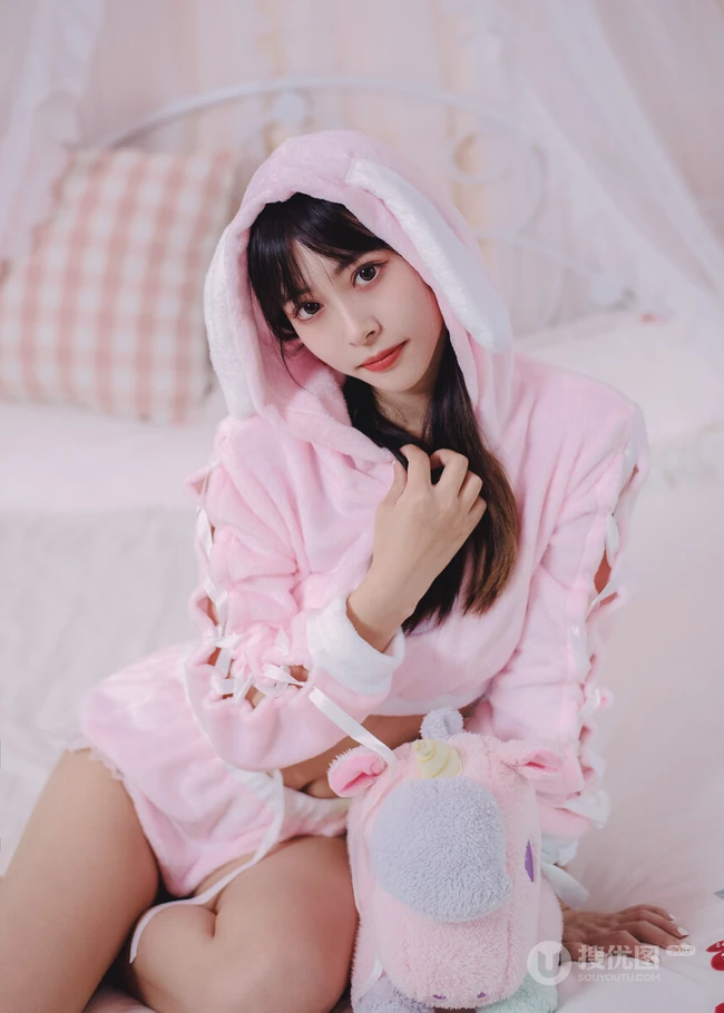 漂亮可爱长腿少女身着粉色小熊睡衣短裤俏皮灵动闺房写真照片