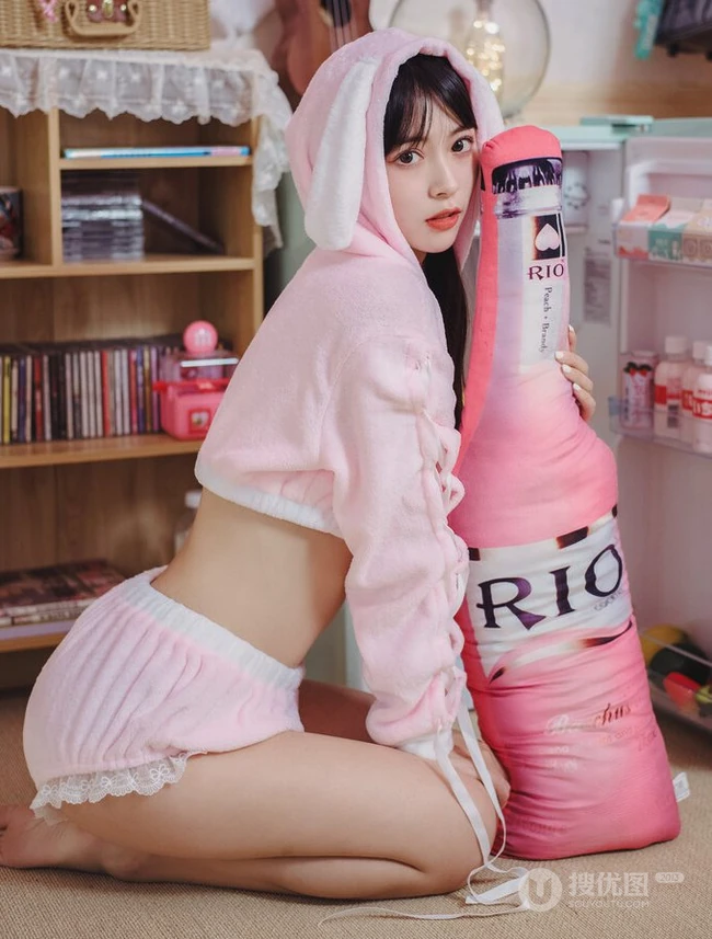 漂亮可爱长腿少女身着粉色小熊睡衣短裤俏皮灵动闺房写真照片