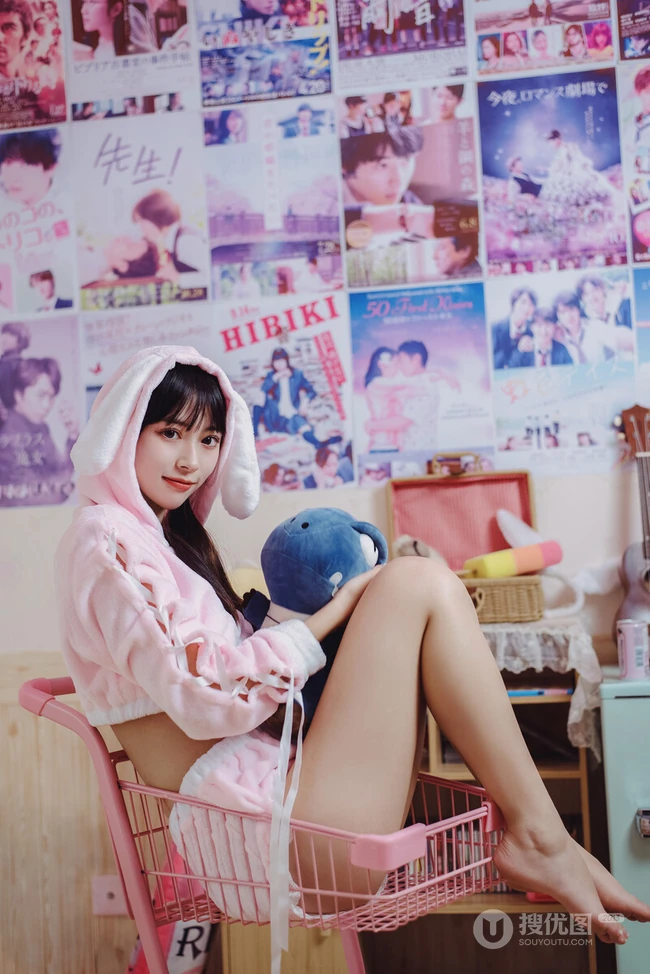 漂亮可爱长腿少女身着粉色小熊睡衣短裤俏皮灵动闺房写真照片