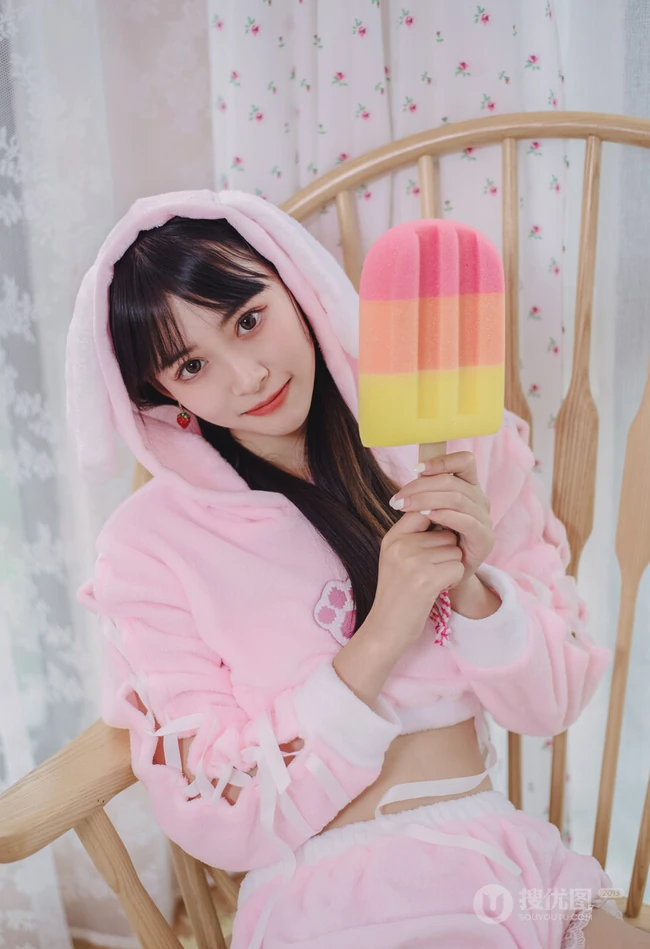 漂亮可爱长腿少女身着粉色小熊睡衣短裤俏皮灵动闺房写真照片