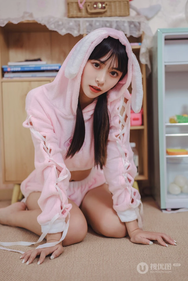 漂亮可爱长腿少女身着粉色小熊睡衣短裤俏皮灵动闺房写真照片