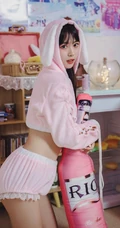 漂亮可爱长腿少女身着粉色小熊睡衣短裤俏皮灵动闺房写真照片