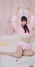 漂亮可爱长腿少女身着粉色小熊睡衣短裤俏皮灵动闺房写真照片