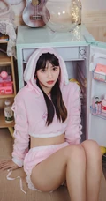 漂亮可爱长腿少女身着粉色小熊睡衣短裤俏皮灵动闺房写真照片