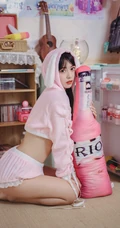 漂亮可爱长腿少女身着粉色小熊睡衣短裤俏皮灵动闺房写真照片