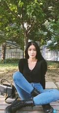 蔡卓宜紧身牛仔裤系列显气质匀称身形曲线生活照写真图片
