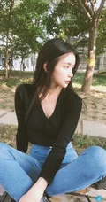 蔡卓宜紧身牛仔裤系列显气质匀称身形曲线生活照写真图片