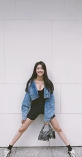 蔡卓宜紧身牛仔裤系列显气质匀称身形曲线生活照写真图片