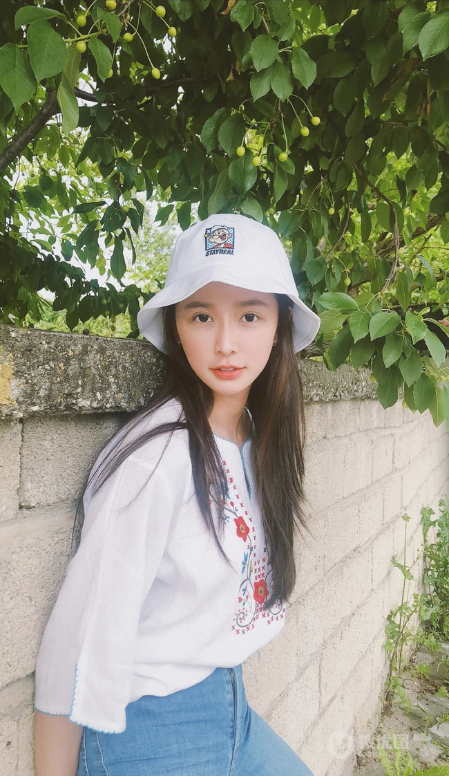 蔡卓宜紧身牛仔裤系列显气质匀称身形曲线生活照写真图片