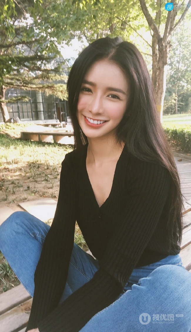 蔡卓宜紧身牛仔裤系列显气质匀称身形曲线生活照写真图片