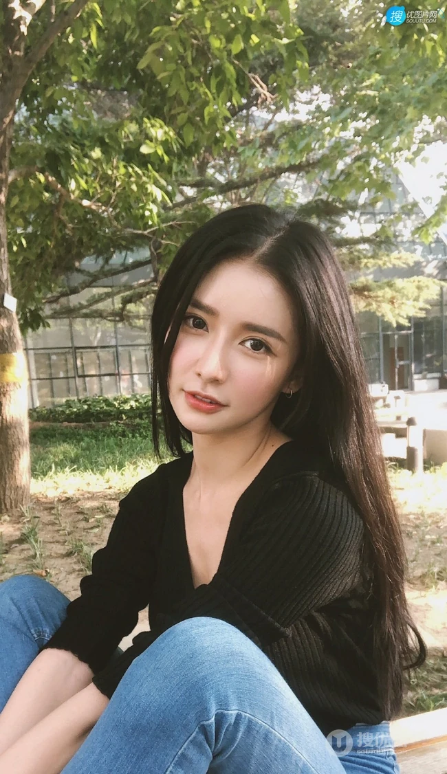 蔡卓宜紧身牛仔裤系列显气质匀称身形曲线生活照写真图片