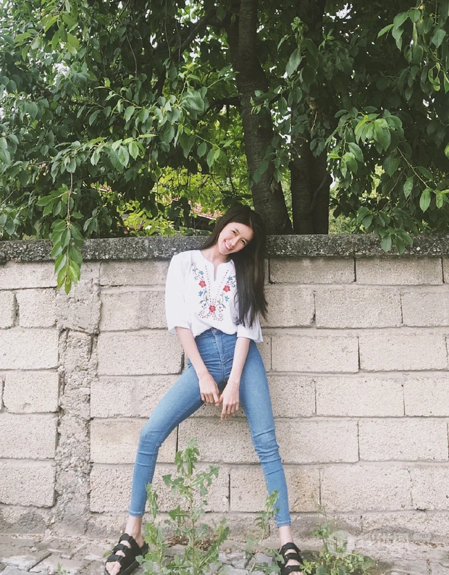 蔡卓宜紧身牛仔裤系列显气质匀称身形曲线生活照写真图片