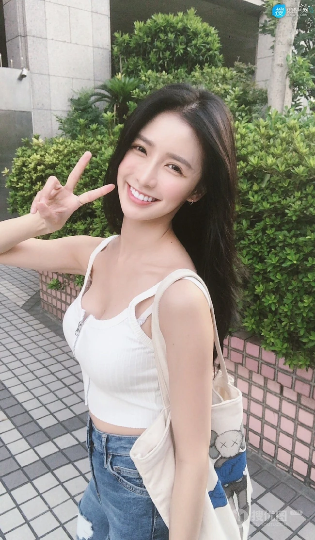 蔡卓宜紧身牛仔裤系列显气质匀称身形曲线生活照写真图片