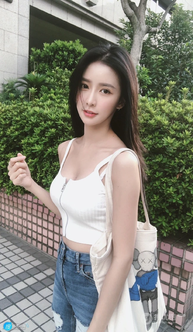 蔡卓宜紧身牛仔裤系列显气质匀称身形曲线生活照写真图片