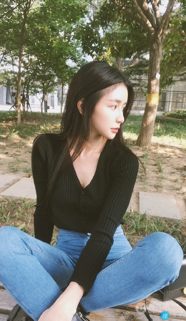 蔡卓宜紧身牛仔裤系列显气质匀称身形曲线生活照写真图片