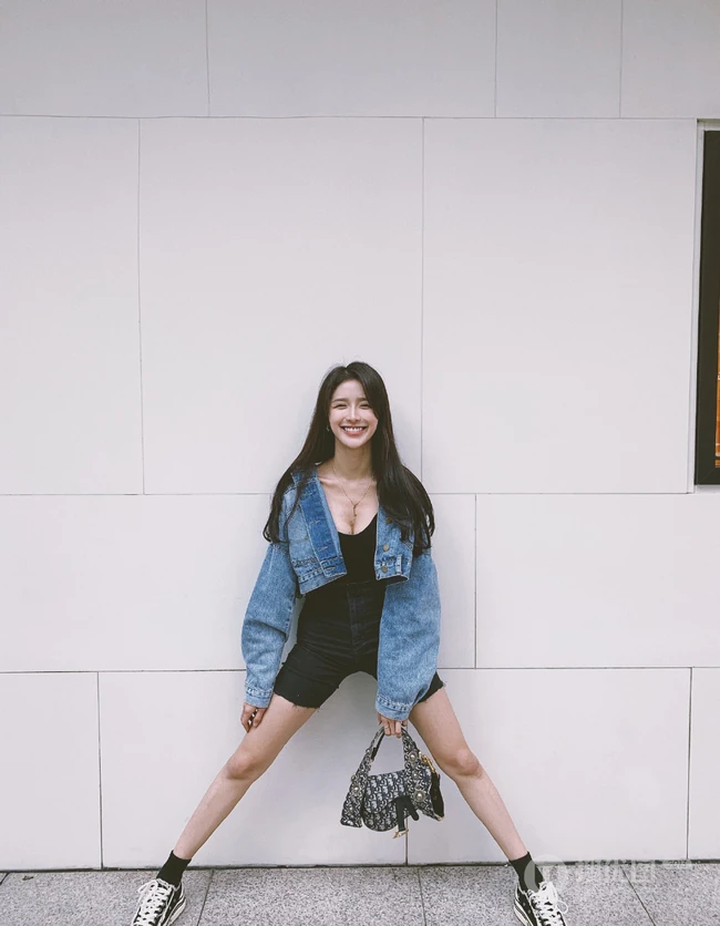 蔡卓宜紧身牛仔裤系列显气质匀称身形曲线生活照写真图片