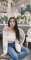 蔡卓宜紧身牛仔裤系列显气质匀称身形曲线生活照写真图片
