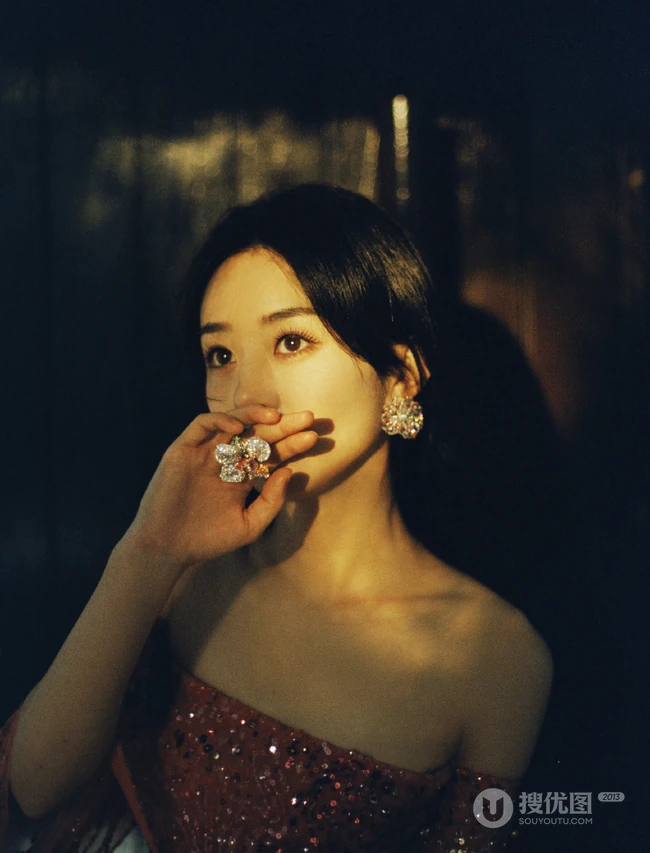赵丽颖优雅柔美礼裙红裙显气质锁骨写真照片