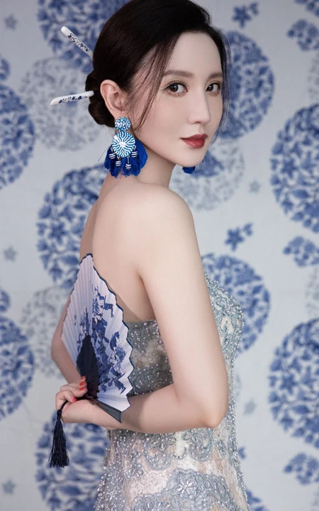 张萌气质V领礼裙青花瓷亮闪长裙古装扮相写真照片