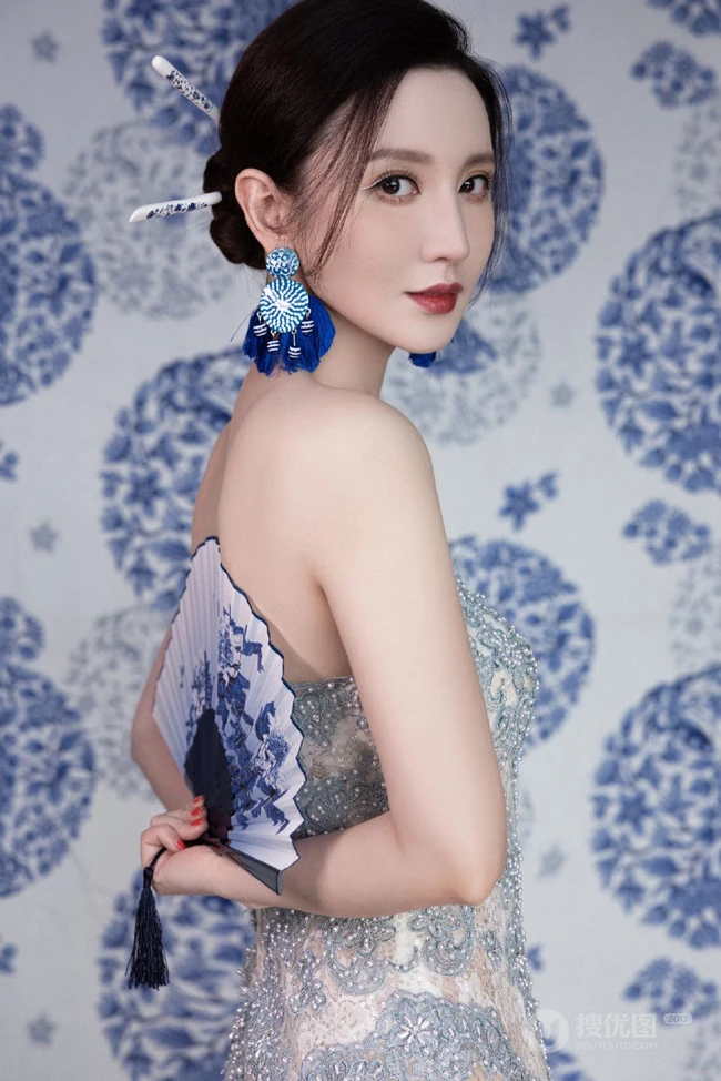 张萌气质V领礼裙青花瓷亮闪长裙古装扮相写真照片