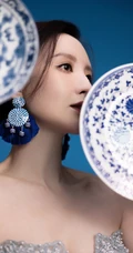 张萌气质V领礼裙青花瓷亮闪长裙古装扮相写真照片