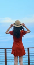 周洁琼复古清新红裙着身户外海边写真照片