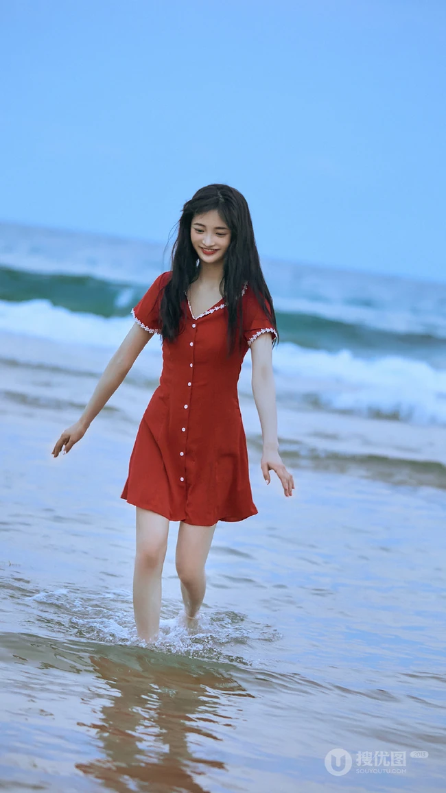 周洁琼复古清新红裙着身户外海边写真照片