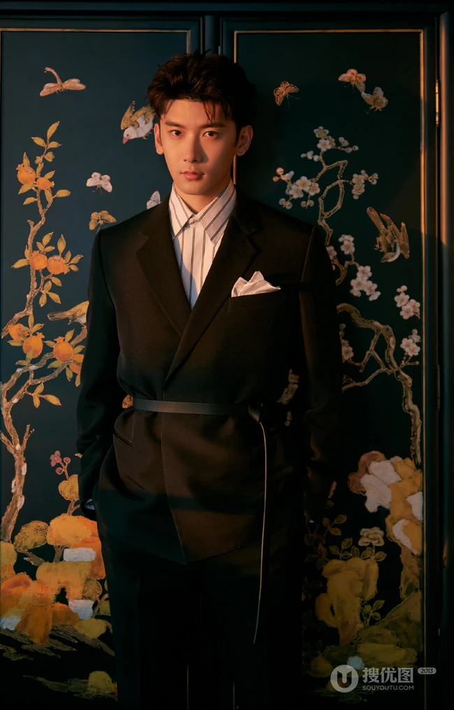 北京籍帅哥刘芮麟金边眼镜搭配黑色礼服帅气高清写真照片